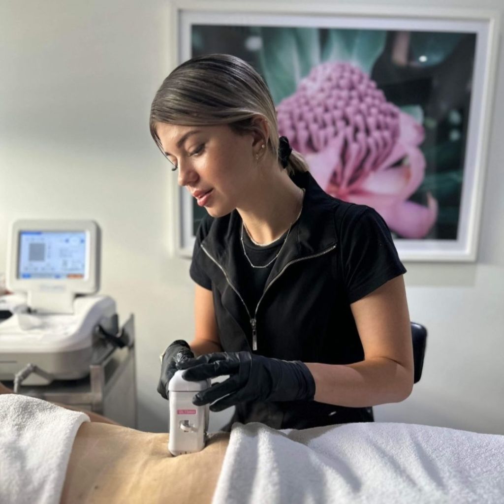 Image of Pearl Medispa therapist performing HIFU tummy